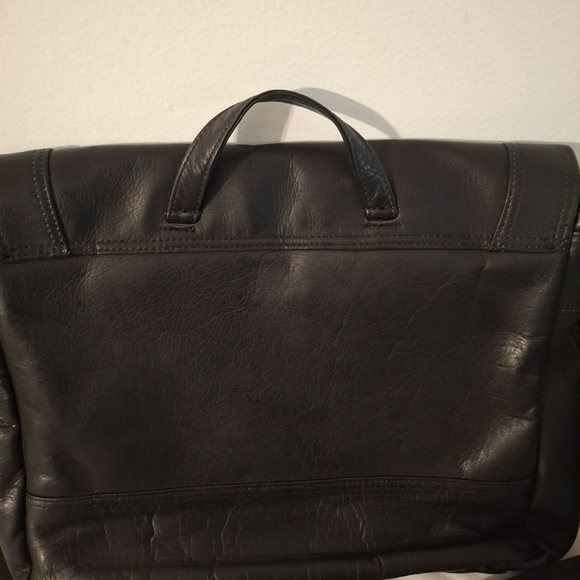 Kenneth Cole Reaction Black Leather Messenger Bag with Structured Design - Picture 7 of 11